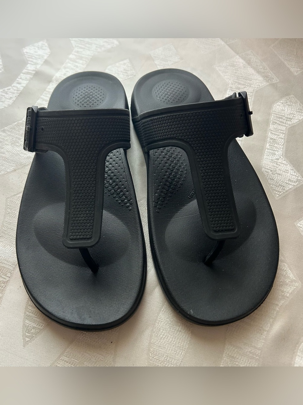 Fitflop Women’s Black T-strap Thong Sandals